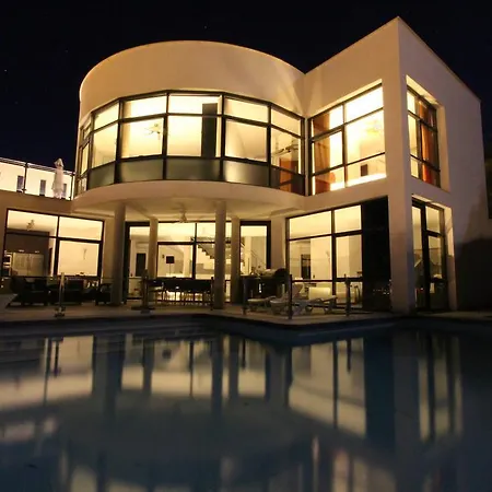 Seaviews Villa *